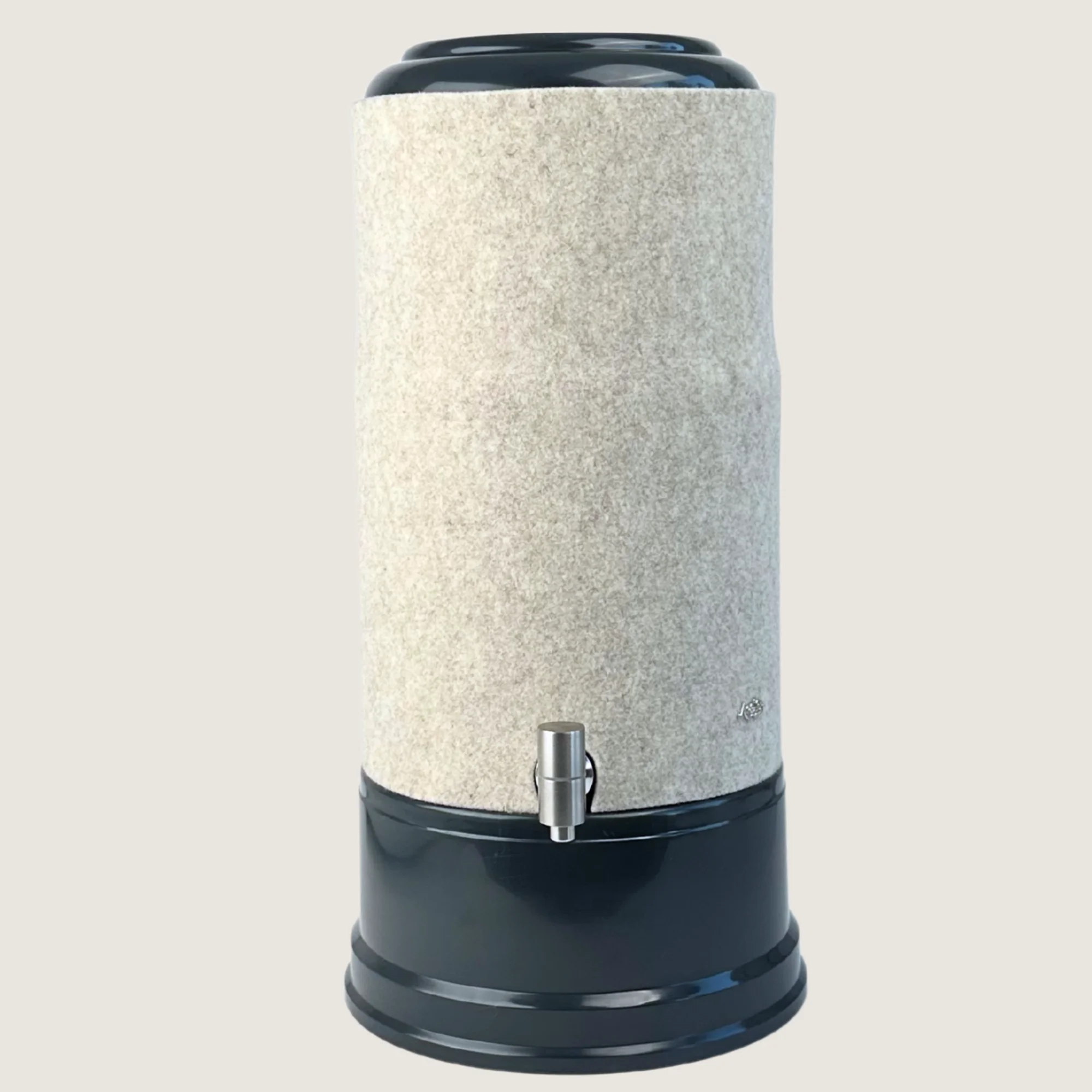 AcalaQuell Grande mit Sockel und Deckel in anthrazit, Edelstahl Wasserhahn und Schurwolle Lichtschutzüberzug in beige.