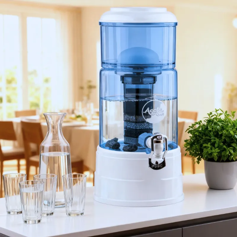 Wasserfilter mit blauem Glas und weißem Deckel und Sockel in einem Esszimmer