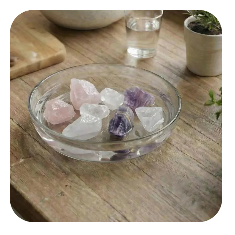 Wasersteine auf einer Holzarbeitsplatte im  Wasser in einer Glasschale