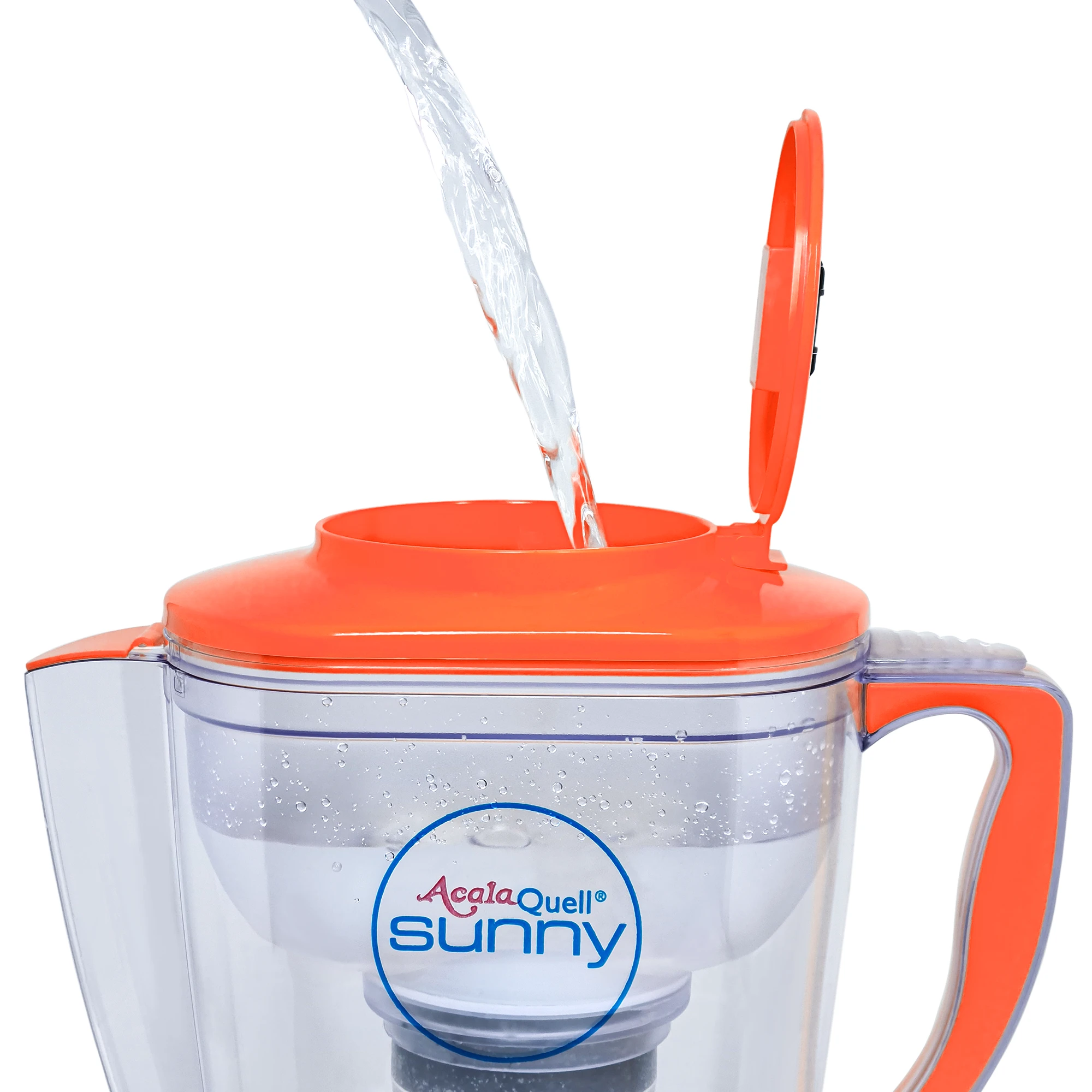 Zu sehen ist der obere Teil des AcalaQuell Sunny mit Deckel, Ausguss Schnabel und Griff in orange vor weißem Hintergrund. Der kleine Deckel ist geöffnet, Wasser läuft in einem Strahl in den oberen Tank.
