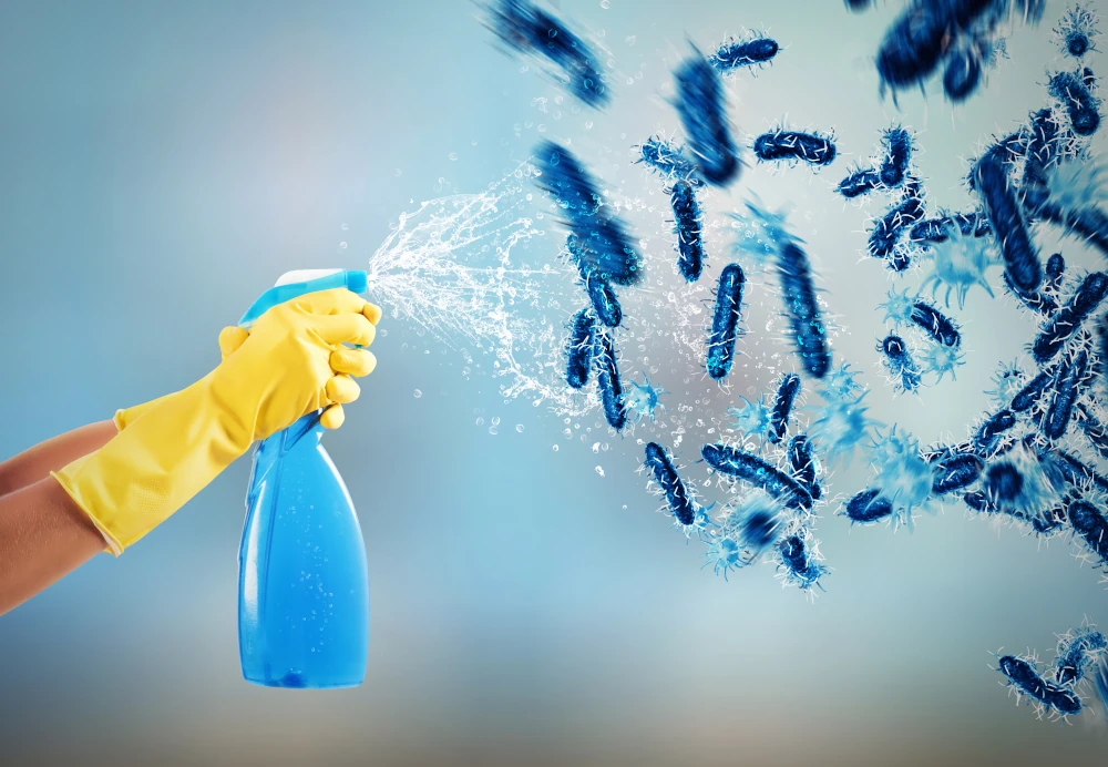 Sprüchflasche mit desinfektionsmittel in beiden Händen gehalten sprüht gegen imaginäre Keime. Das Bild ist Teil des Blogbeitrags, Keimfreiheit eine Täuschung