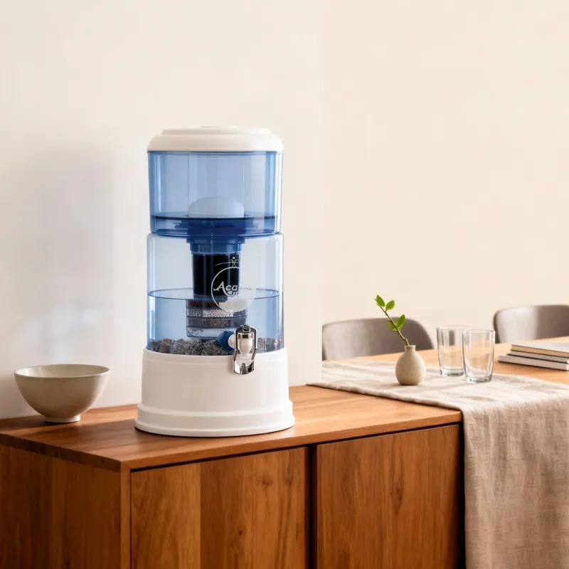 Kleiner Wasserfilter steht im Esszimmer auf dem Sideboard