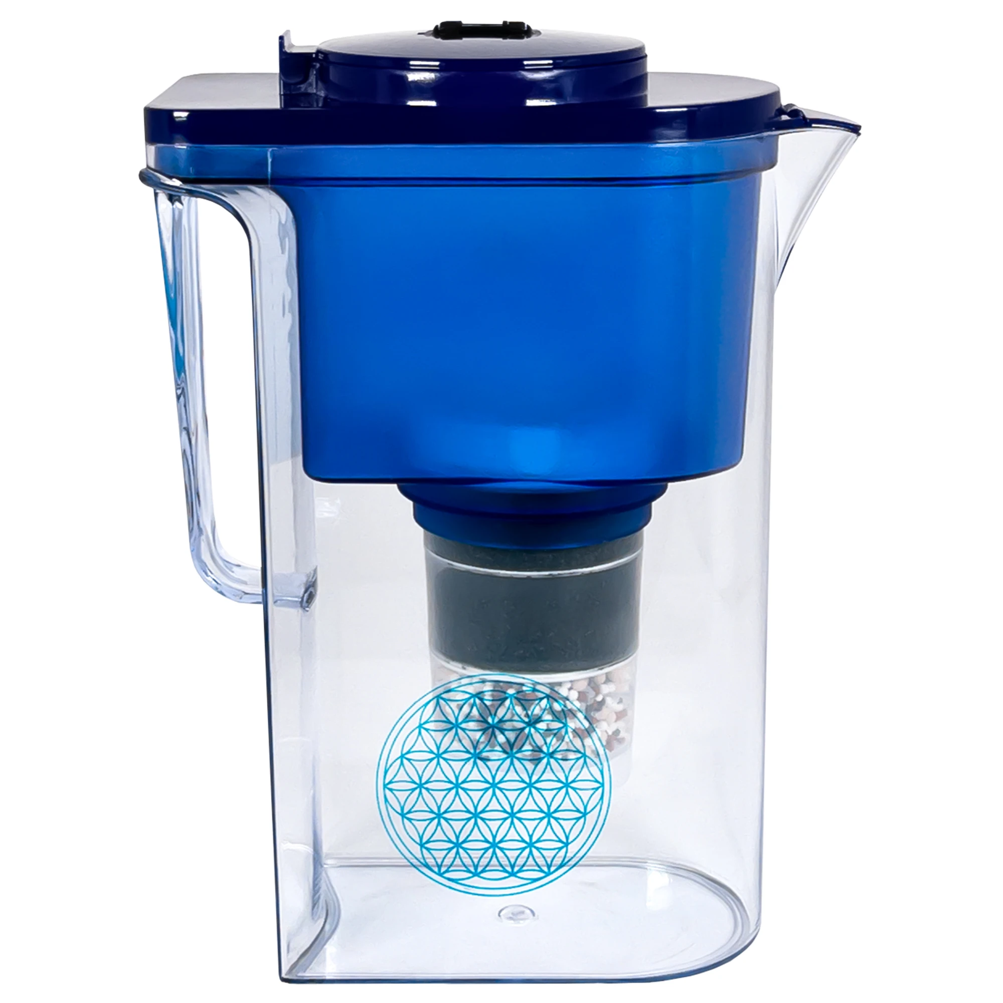 Zu sehen ist der Acala Wassetto Kannen Wasserfilter inklusive einer Filterkartusche und einem Mikroschwamm mit Deckel in dunkelblau vor weißem Hintergrund. Man schaut auf die Rückseite des Filters und sieht die Blume des Lebens aufgedruckt.