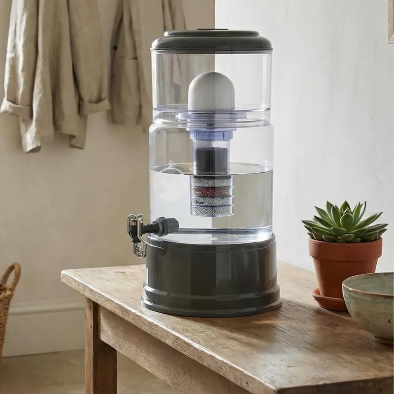 Der Wasserfilter Advanced steht Auf einem Beistelltisch im Flur Er ist Kristall klar Deckel und Sockel sind Anthrazit