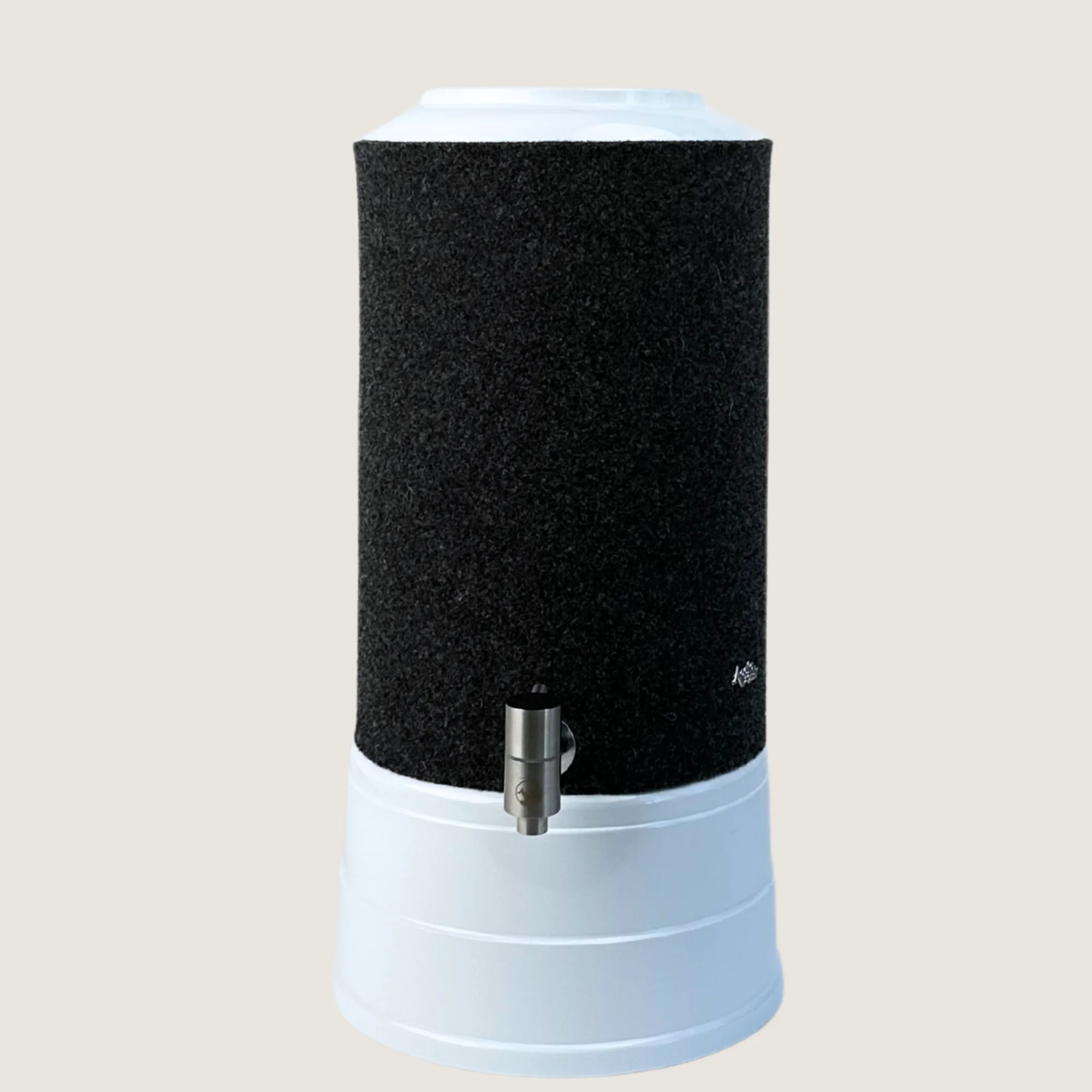 AcalaQuell Mini mit Sockel und Deckel in weiß, Edelstahl Wasserhahn und Schurwolle Lichtschutzüberzug in anthrazit.