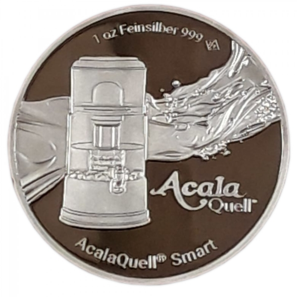 Zu sehen ist eine runde Silbermünze von Acala vor weißem Hintergrund. Man sieht die Vorderseite, auf der der Stand Wasserfilter Smart abgebildet ist. 