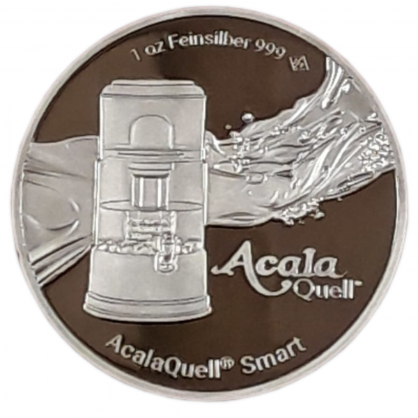Silbermünze AcalaQuell® Smart Zu sehen ist eine runde Silbermünze von Acala vor weißem Hintergrund. Man sieht die Vorderseite, auf der der Stand Wasserfilter Smart abgebildet ist.