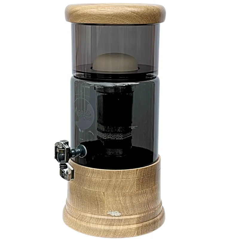 Wasserfilter mit Holzsockel und Deckel in Eiche. Das Glas ist anthrazitfarbig.