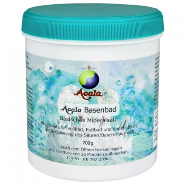 Zu sehen ist das Basenbad 700g von Acala. Es ist eine zylindrische, höhere Dose. Sie ist weiß mit türkisem Schraubdeckel. Es befindet sich ein Etikett rundherum auf der Dose, es ist grünlich, man sieht das Acala Logo und im Hintergrund Wasser.