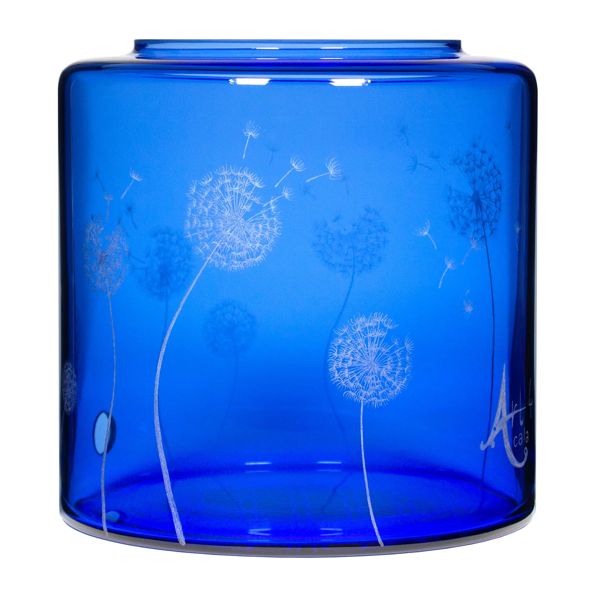 Ein Acala Wasserfilter Mini mit einer Handgravur. Die Gravur zeigt, auf blauem Glas, ganz viele Pusteblumen und einige samen die aus der Pusteblume herausfliegen.Ansicht von vorne rechts..