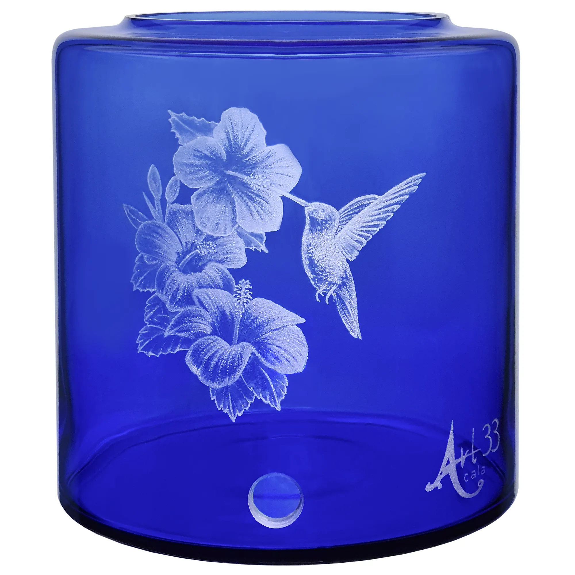 Vorratstank für einen Acala Wasserfilter Mini mit einer Handgravur. Die Gravur zeigt, auf blauem Glas, einen Kolibri der an eine offenen Blüte trinkt.Neben der Blüte sind noch zwei weitere ganz aufgeblühte Blüten.
