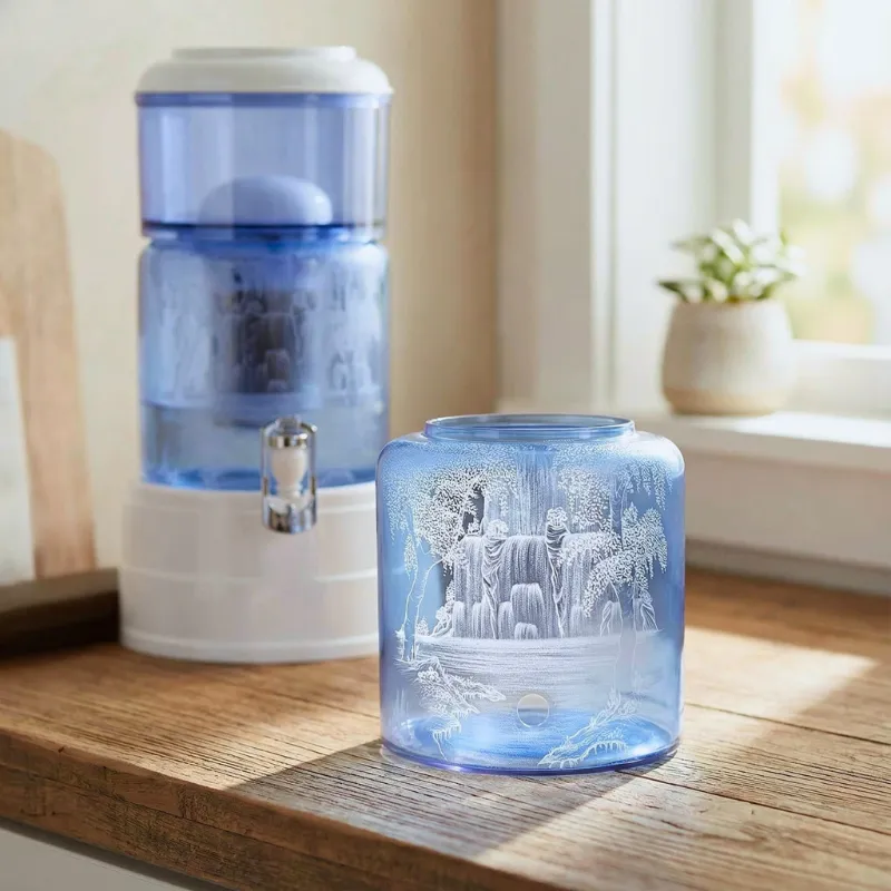 5 Liter Glas mit Handgravur Wasserfall blau mit Mini im Hintergrund