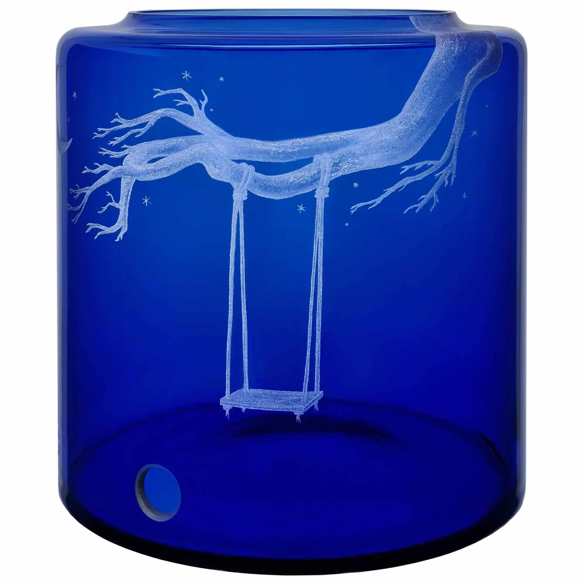 Glas- Vorratstank für einen Acala Wasserfilter Mini mit einer Handgravur. Die Gravur zeigt, auf blauem Glas, einen starken Ast eines Baumes an dem eine Schaukel mit einem langen Seil befestigt ist. 