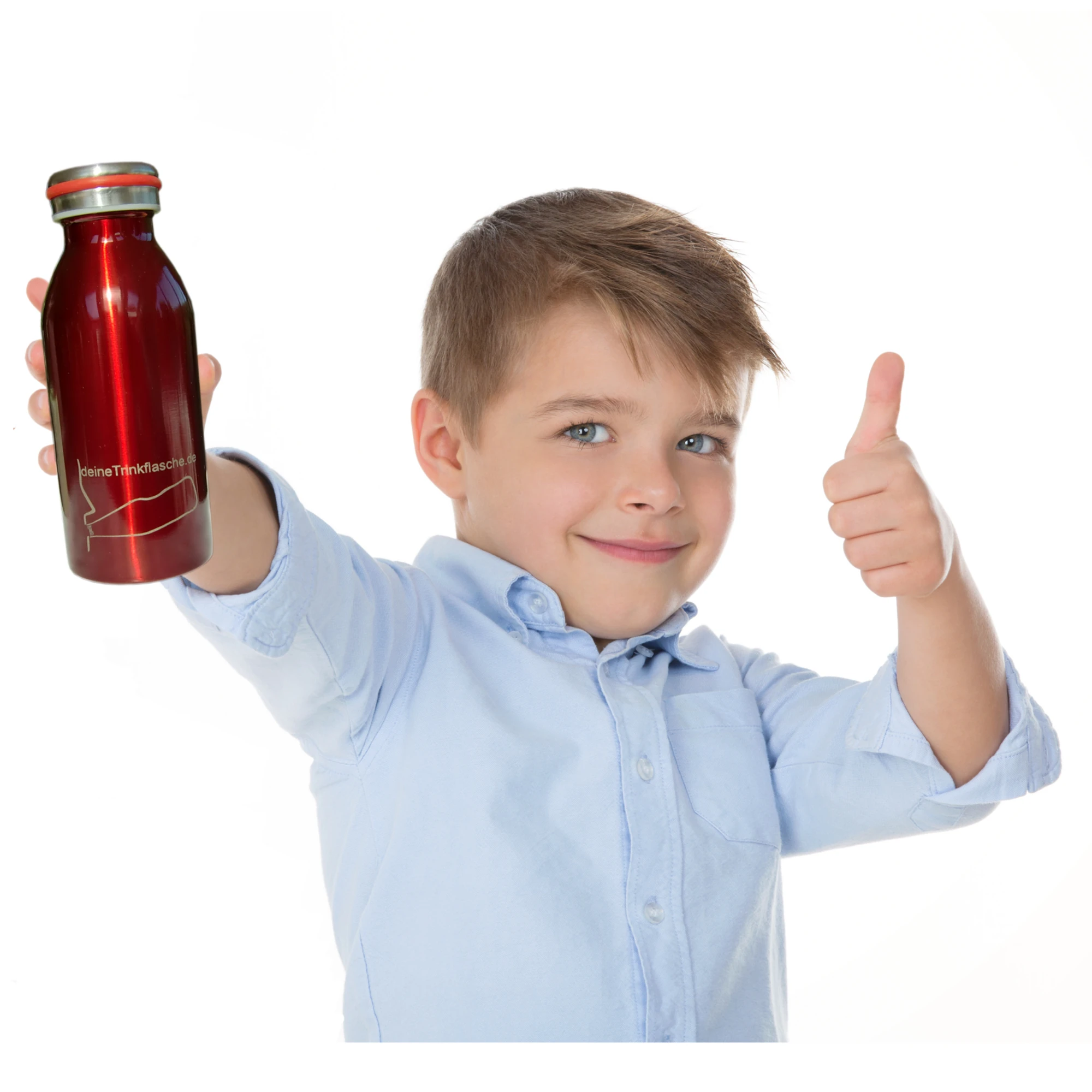 Ein dunkelblonder Junge mit hellblauem Hemd streckt eine rote Thermosfflasche lächelnd in richtung Kamera