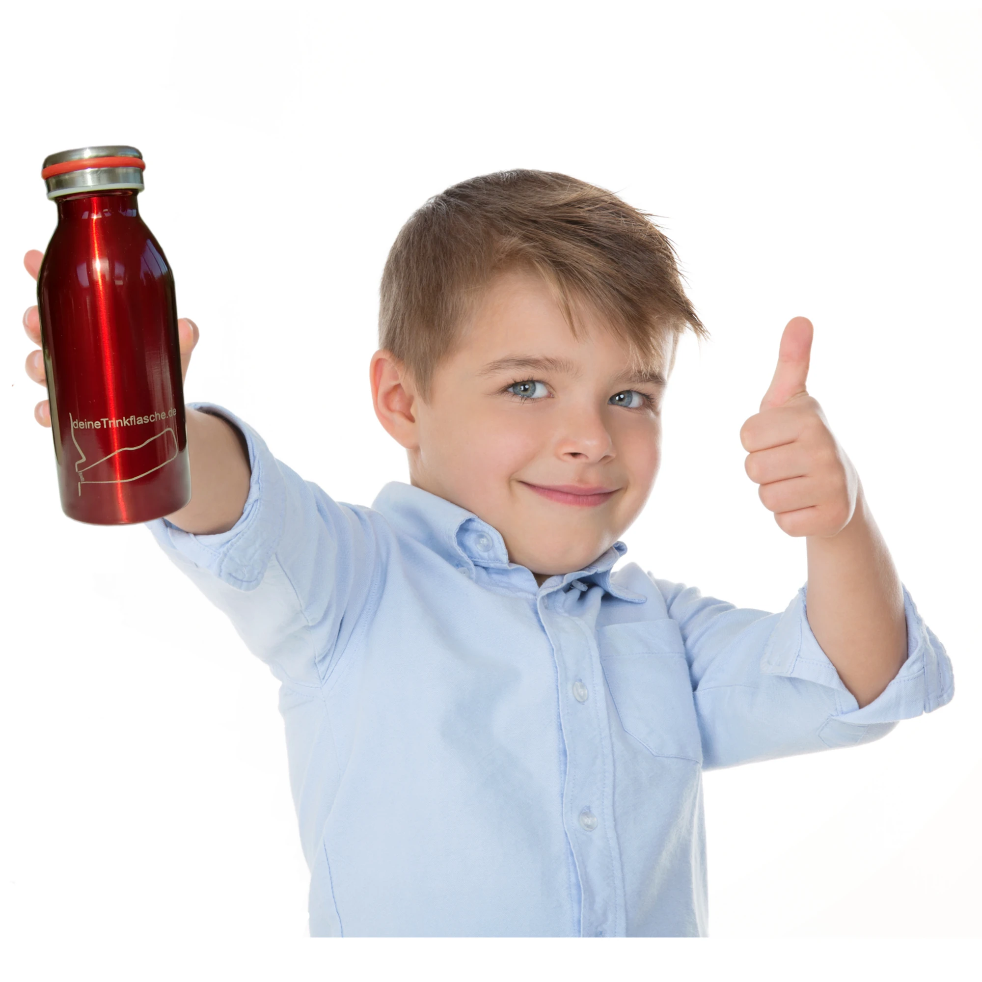 Ein dunkelblonder Junge mit hellblauem Hemd streckt eine rote Thermosflasche lächelnd in richtung Kamera.
