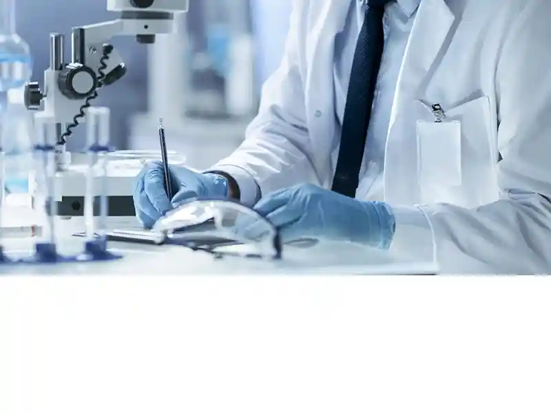 Wasserfilter Studien Nahaufnahme Mann im Labor