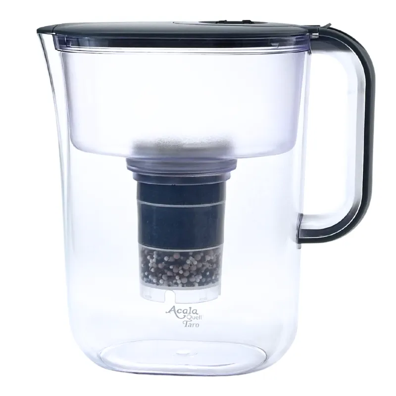 Frontansicht der Kanne Taro mit Kartusche und Vorfilterschwamm