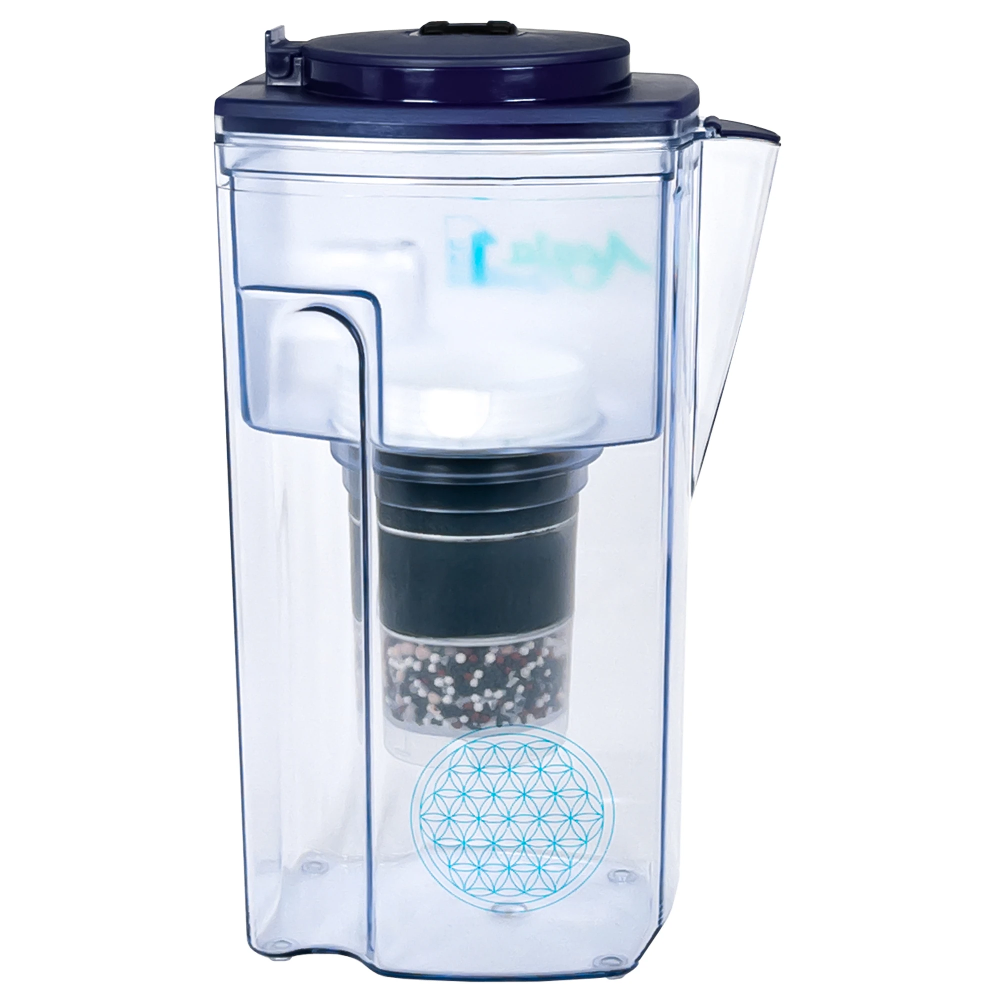 Zu sehen ist der Acala Kannen Wasserfilter ONE inklusive einer Filterkartusche und einem Mikroschwamm mit Deckel in dunkelblau vor weißem Hintergrund. Man schaut auf die Rückseite des Filters und sieht die Blume des Lebens aufgedruckt.