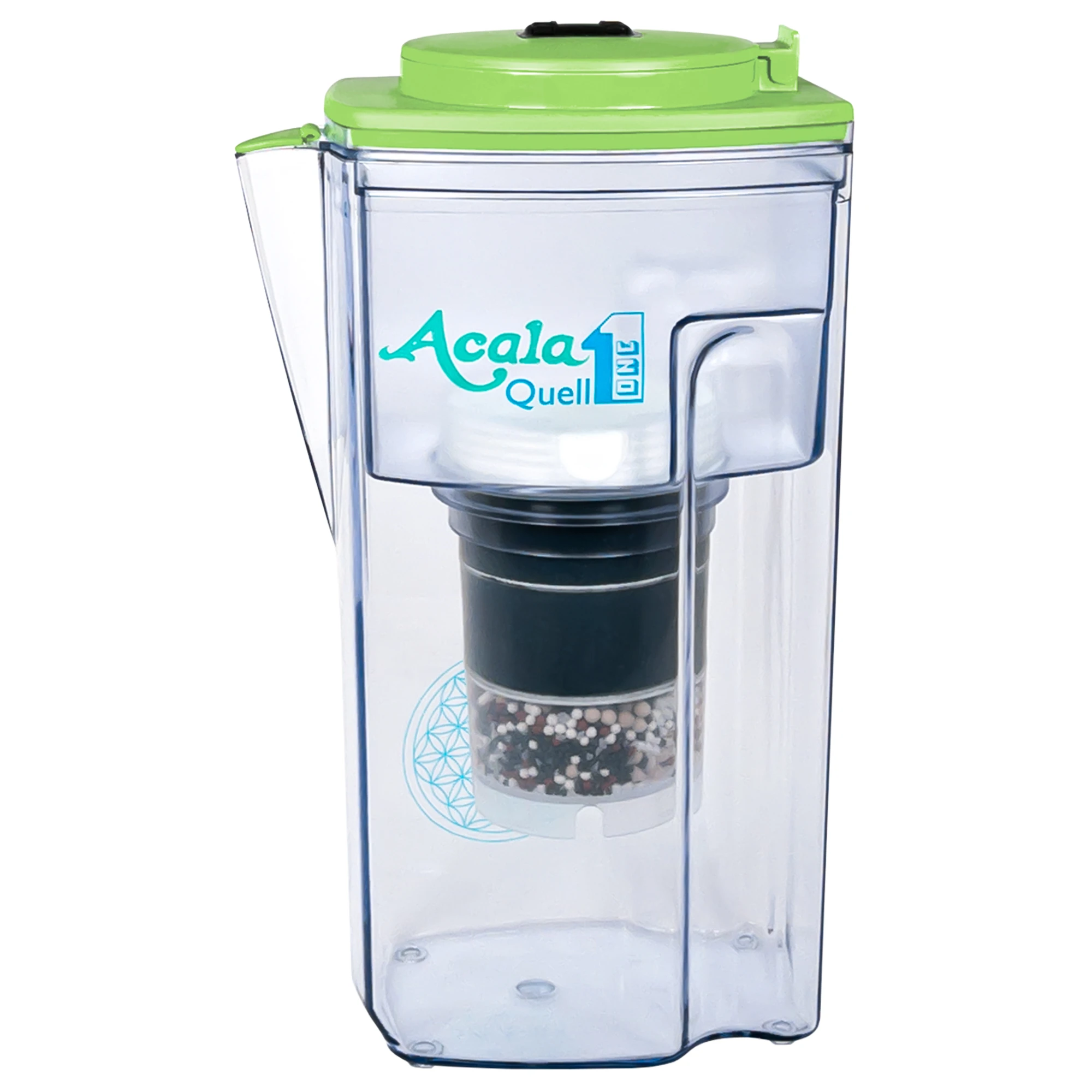 Zu sehen ist der Acala Kannen Wasserfilter ONE inklusive einer Filterkartusche und einem Mikroschwamm mit Deckel in grün vor weißem Hintergrund. Man schaut frontal auf den Filter und sieht den Aufdruck AcalaQuell1.