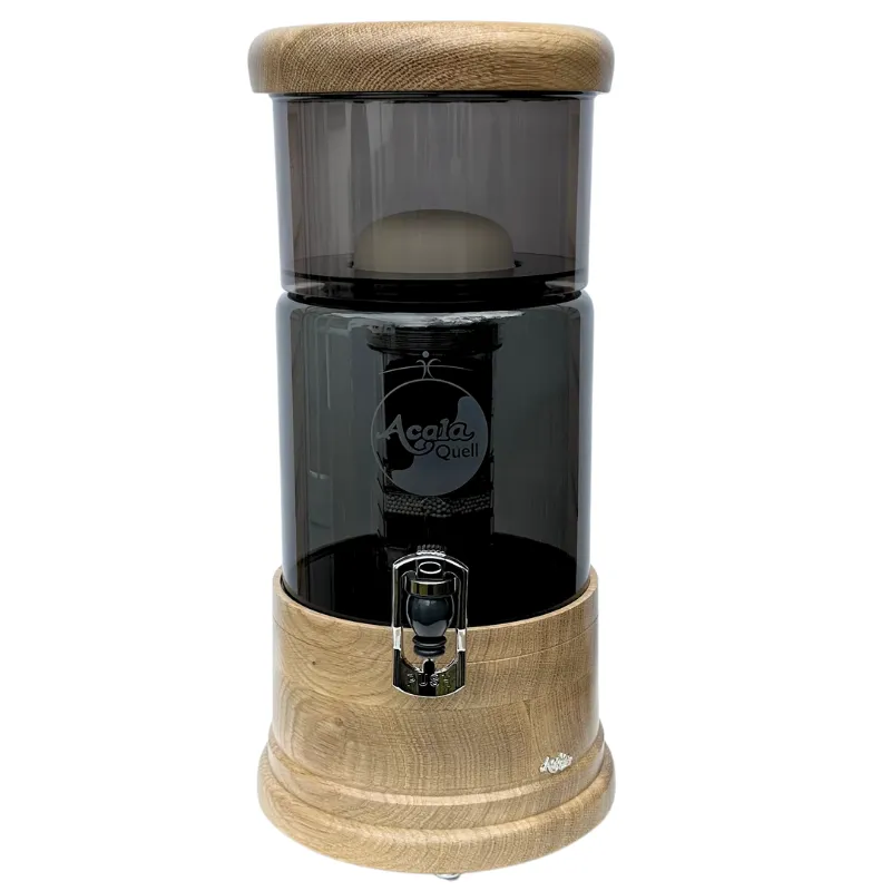 Wasserfilter mit Holzsockel und Deckel in Eiche. Das Glas ist anthrazitfarbig.