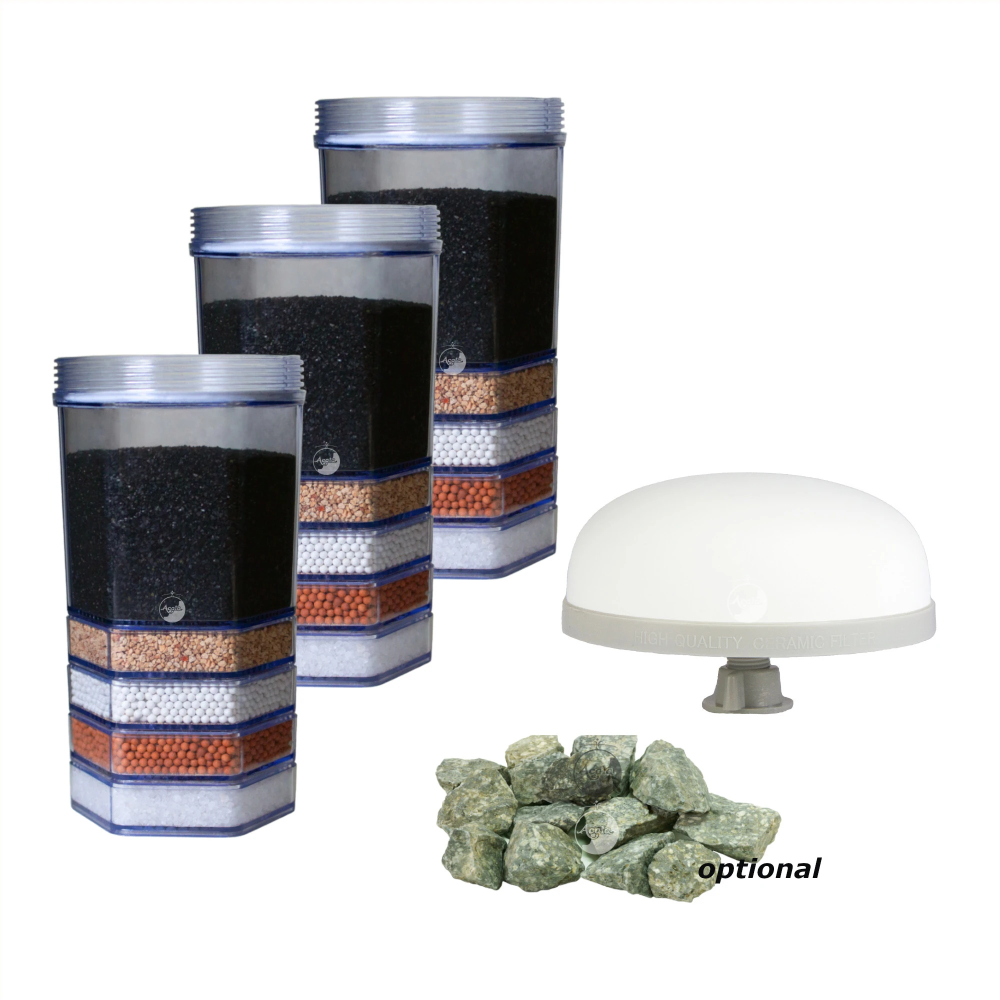 Jahrespaket Premium AcalaQuell® Mini und Midi Drei Premium Filterkartuschen, ein flacher Keramik Vorfilter für Acala Mini und Midi und ein kleiner Haufen mit grau grünen Mineralsteinen vor weißem Hintergrund.