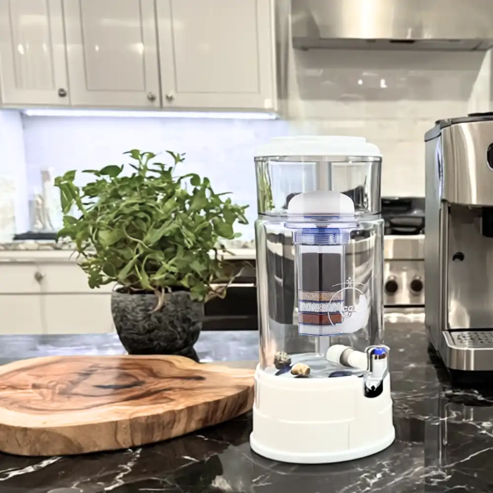 Der Wasserfilter steht auf einer schwarzen Marmorarbeitsplatte in einer Küche neben einer Kaffeemaschine er ist aus durchsichtigem Glas