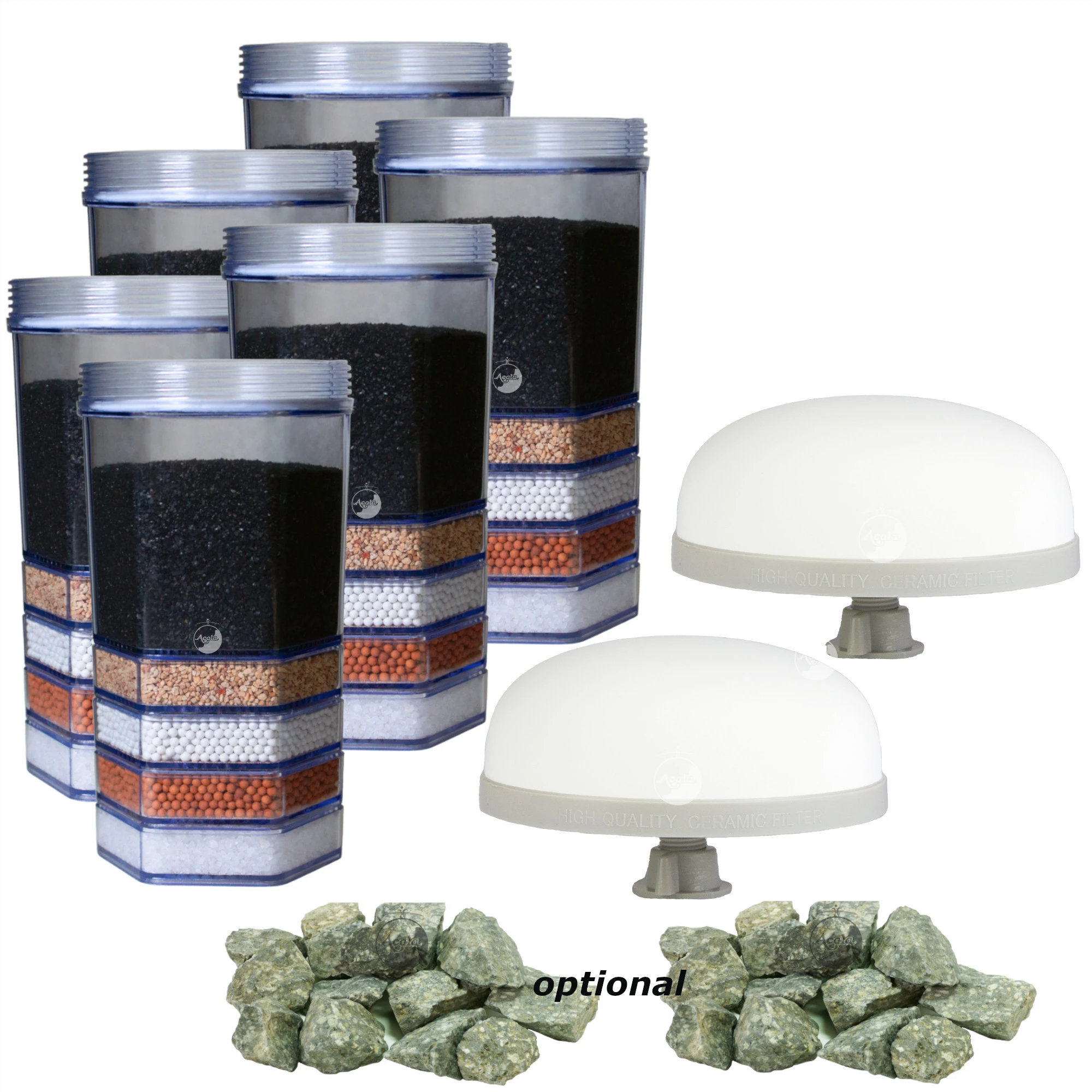 Zwei-Jahrespaket Premium für AcalaQuell® Mini und Midi Sechs Premium Filterkartuschen für Acala Standwasserfilter, zwei flache Keramik Vorfilter und 2 Haufen mit grau grünen Mineralsteinen vor weißem Hintergrund.