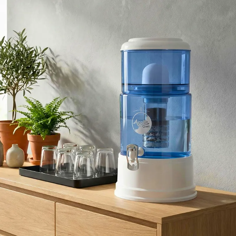Standwasserfilter mit 8 Litern und blauem Glas im Esszimmer auf einem Sideboard