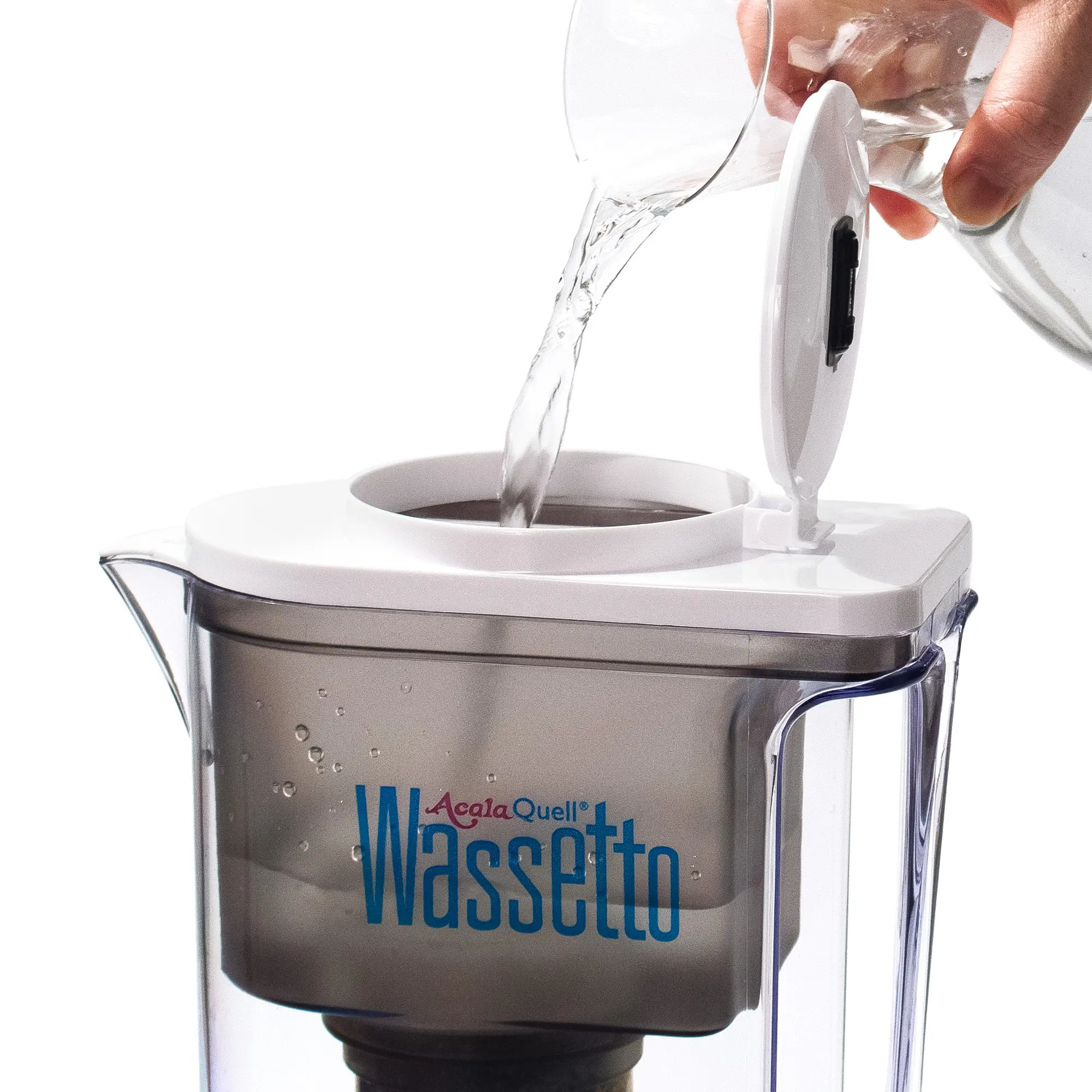 Kannenfilter Wassetto vor weißem Hintergrund. Durch die runde Klappe im Deckel wird der obere Tank mit Wasser befüllt