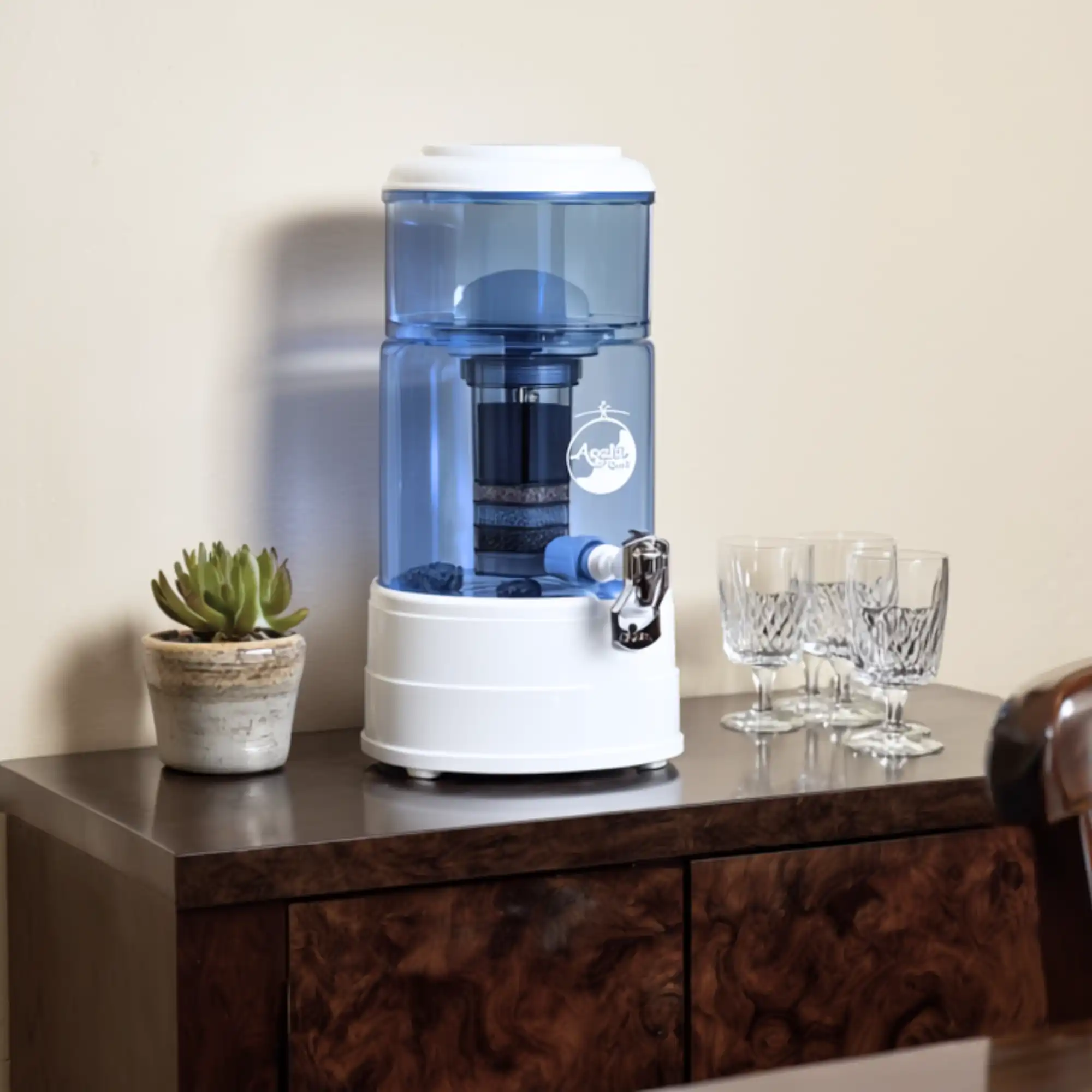 Mini-Wasserfilter mit 5-Liter-Glastank in dezentem Blau, geeignet für den stromfreien Einsatz in der Küche oder unterwegs