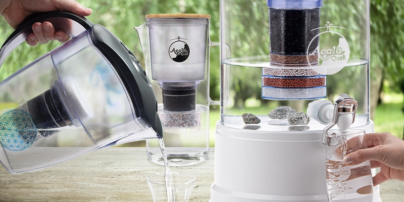 3 Wasserfilter von Acala. Links wird aus einem Kannenfilter Swing Wasser in ein Glas gegossen, rechts wird aus einem Stand Wasserfilter Wasser aus dem Hahn in ein Glas gezapft und im Hintergrund der Glas Kannenfilter Silizia.