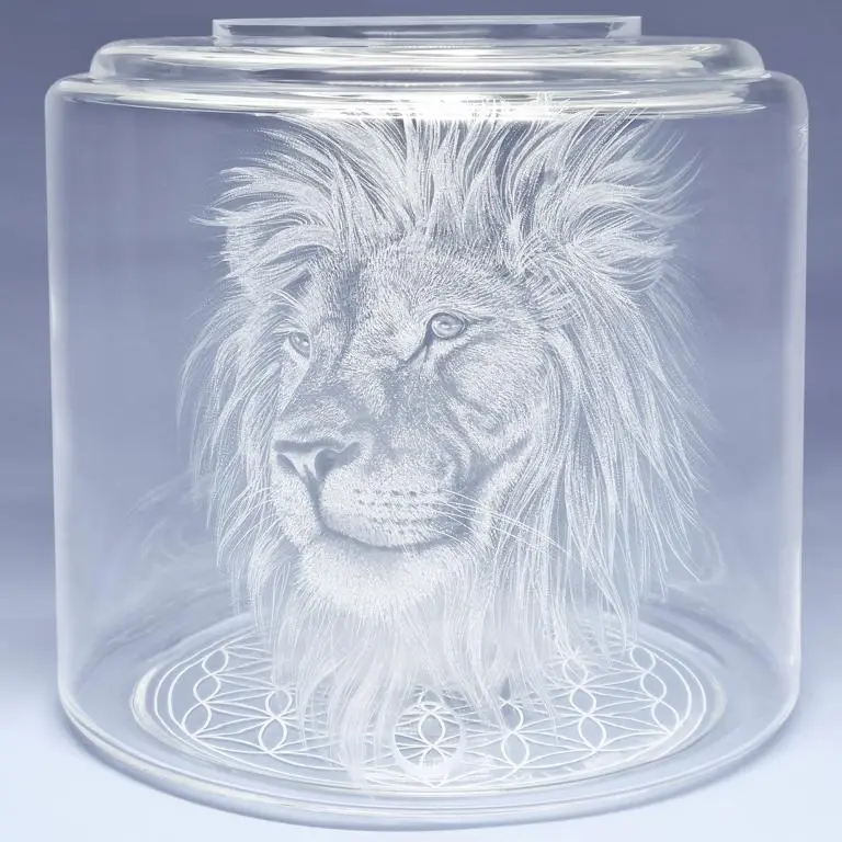Vorratstank aus klarem Glas mit einer Gravur eines Löwen