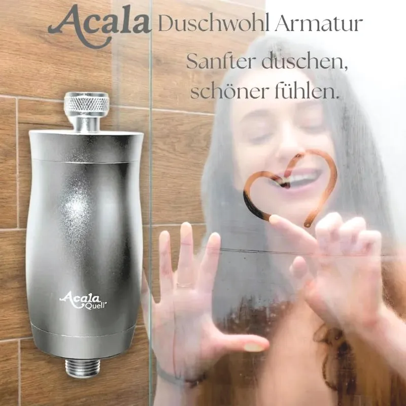 Frau in Dusche zeichnet Herz an beschlagene Scheibe auf der Scheibe steht akalabusch wohl Armatur sanfter Duschen schöner fühlen