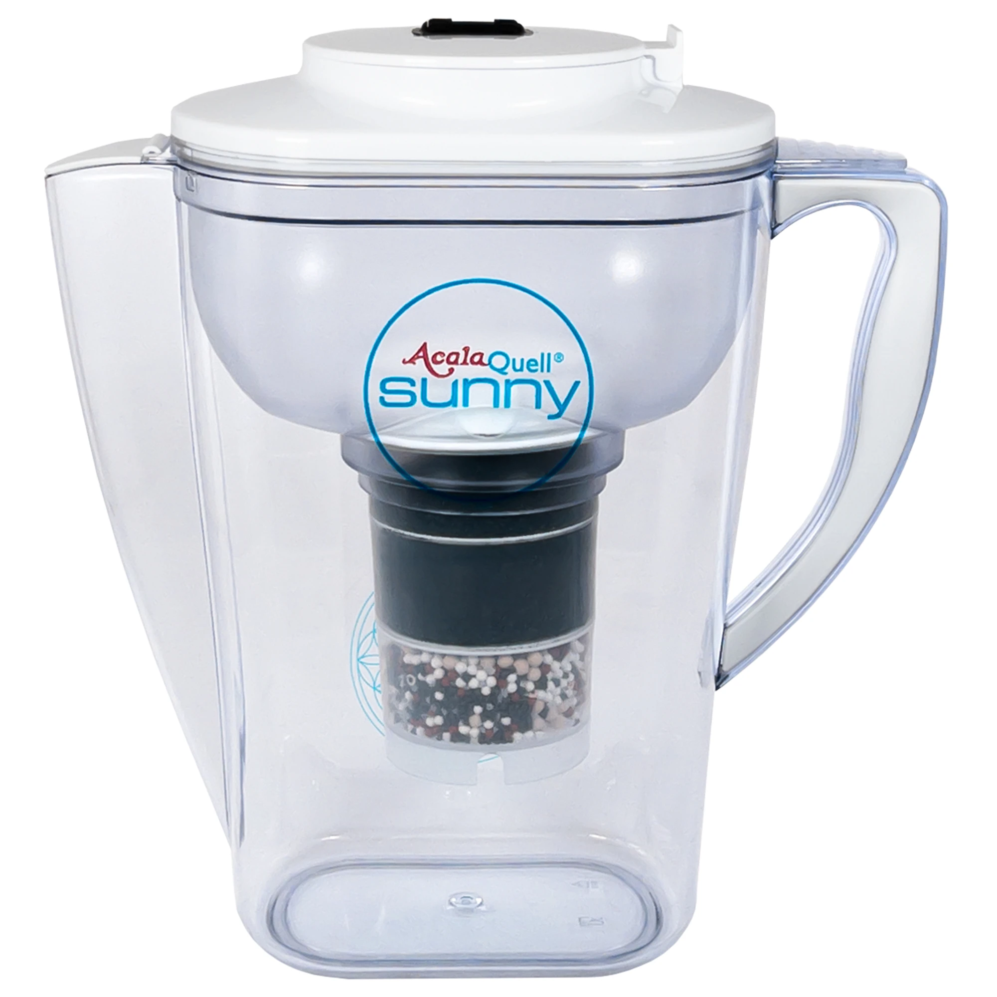 AcalaQuell® Wasserfilterkanne Sunny Zu sehen ist der Acala Sunny inklusive einer Filterkartusche und einem Mikroschwamm mit Deckel und Griff in weiß, weißer Hintergrund. Man schaut frontal auf den Filter und sieht den Aufdruck AcalaQuell Sunny.