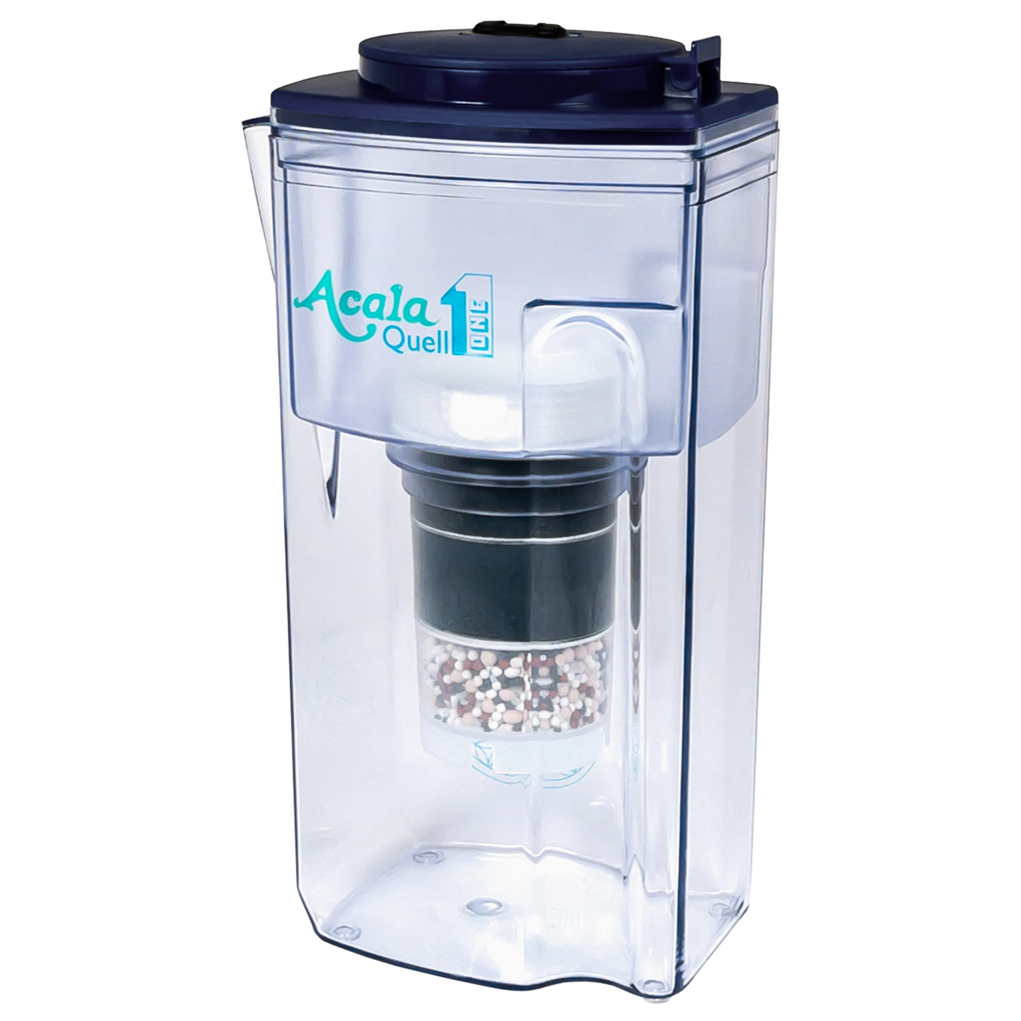 Zu sehen ist der Acala Kannen Wasserfilter ONE inklusive einer Filterkartusche und einem Mikroschwamm mit Deckel in dunkelblau vor weißem Hintergrund. Man schaut schräg auf die Front des Filters und sieht den Aufdruck AcalaQuell1.