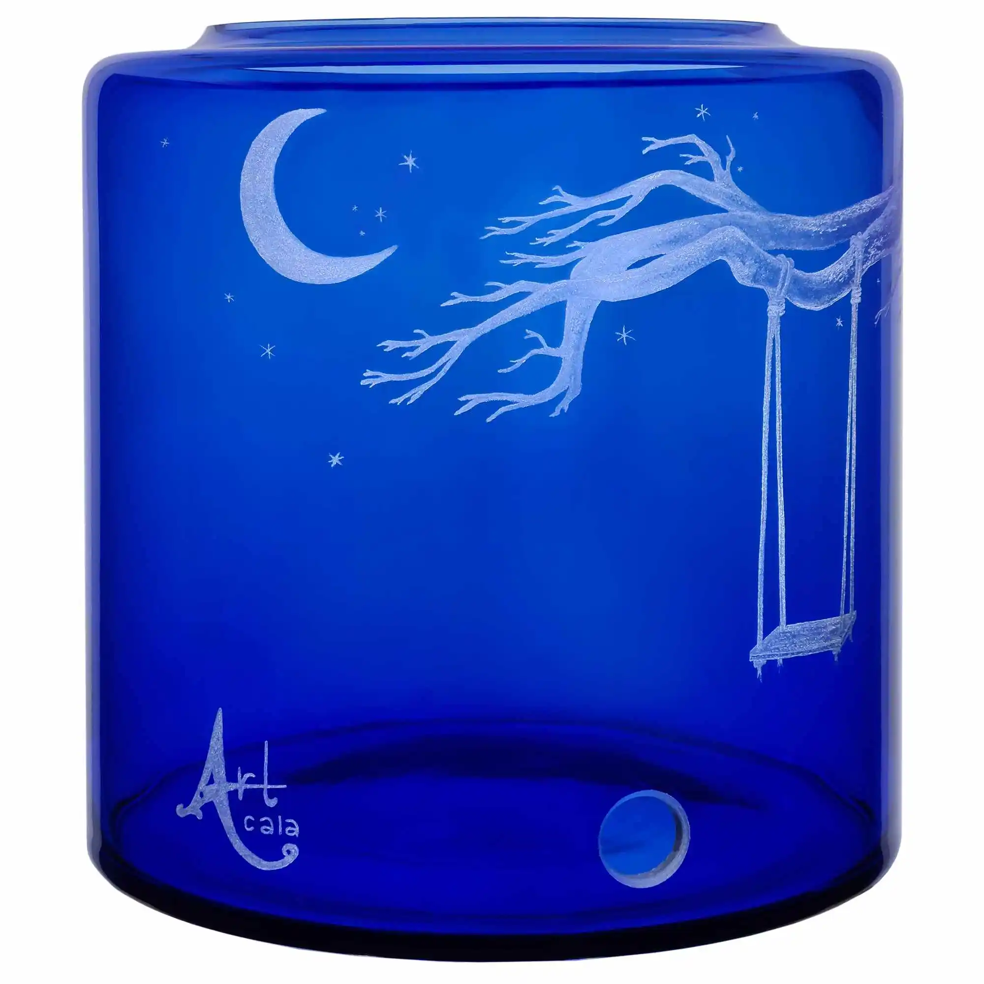 Glas- Vorratstank für einen Acala Wasserfilter Mini mit einer Handgravur. Die Gravur zeigt, auf blauem Glas, einen starken Ast eines Baumes an dem eine Schaukel mit einem langen Seil befestigt ist. Ansicht von links.