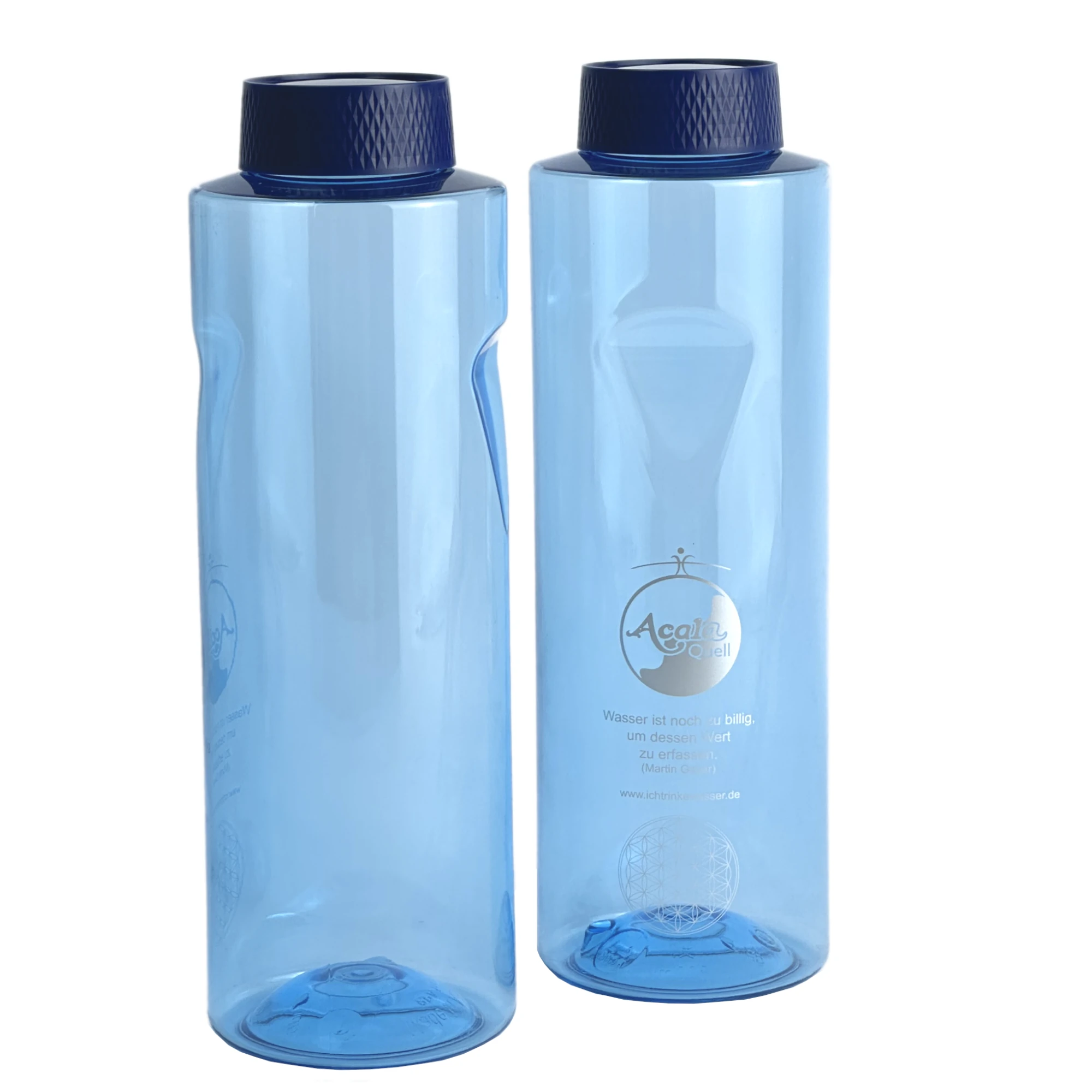 Zwei Tritan Trinkflaschen Grip 0,8L in blau mit blauem Schraubdeckel vor weißem Hintergrund.