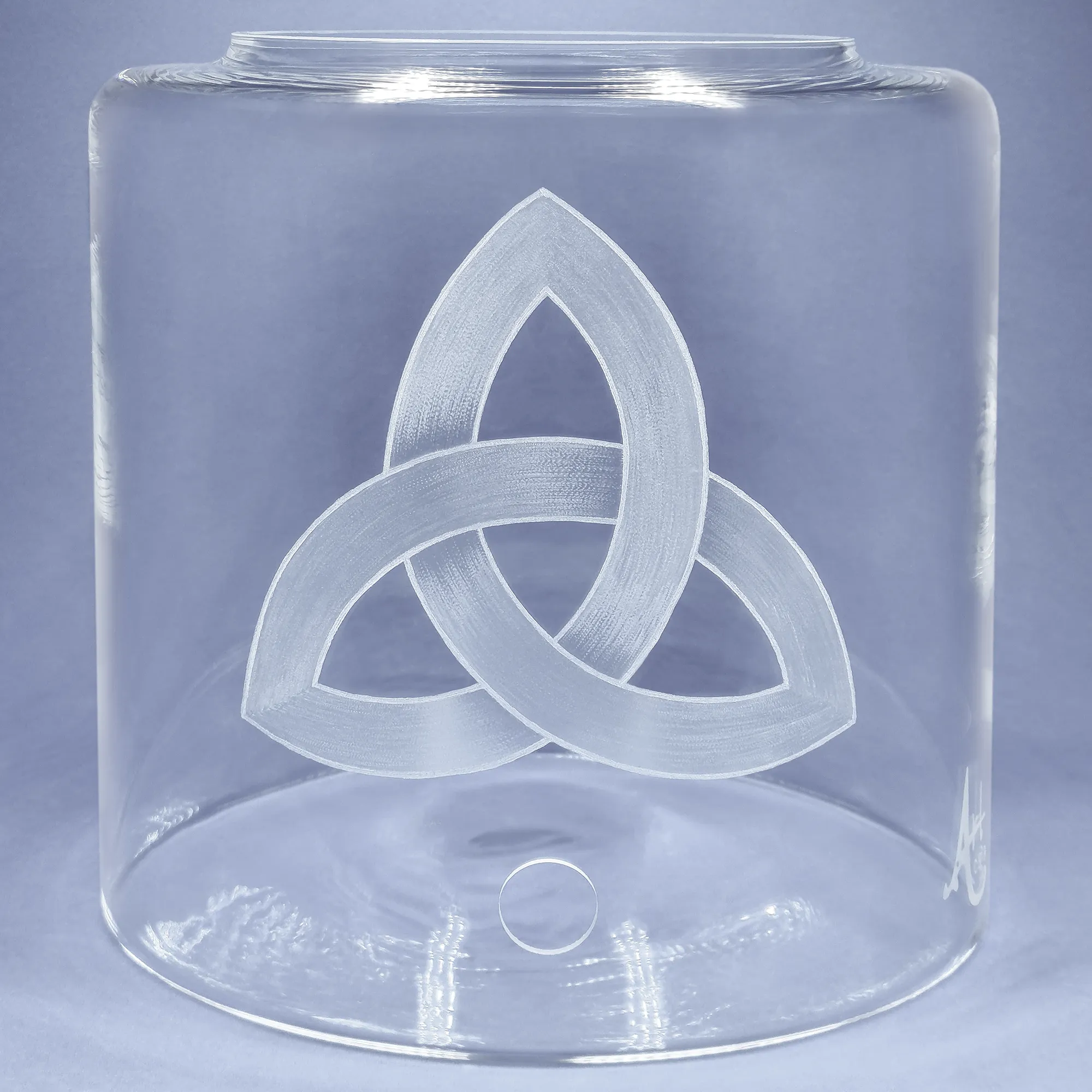 Vorratstank aus Glas für Acala Wasserfilter in klarem Glas mit dem gravierten Zeichen Triquera.
