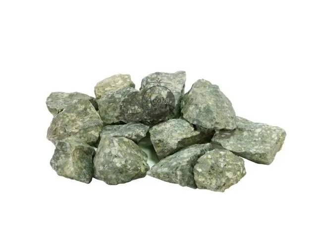 Zu sehen sind grau grüne Mineralsteine, die auf einem Haufen liegen, vor weißem Hintergrund. Das sind Mineralsteine für die Acala Stand Wasserfilter, sie reichen für ein Jahr.