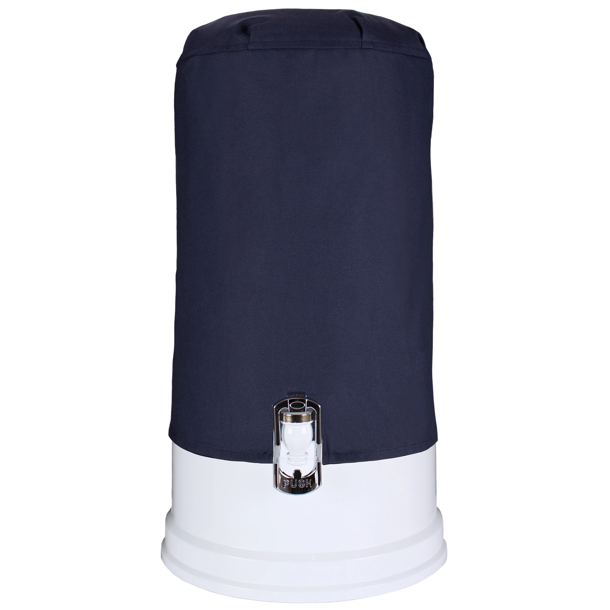 Zu sehen ist der Acala Stand Wasserfilter Smart mit Sockel und Kunststoff Wasserhahn in weiß vor weißem Hintergrund. Der Filter ist bis zum Sockel komplett mit einem dunkelblauen Lichtschutzüberzug abgedeckt. 