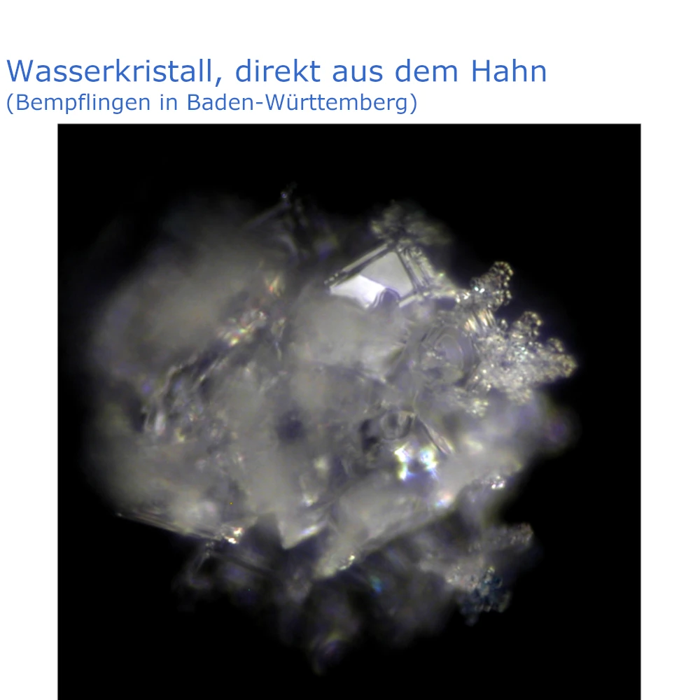 Fotografiertes Wasserkristall aus dem Wasserhahn.