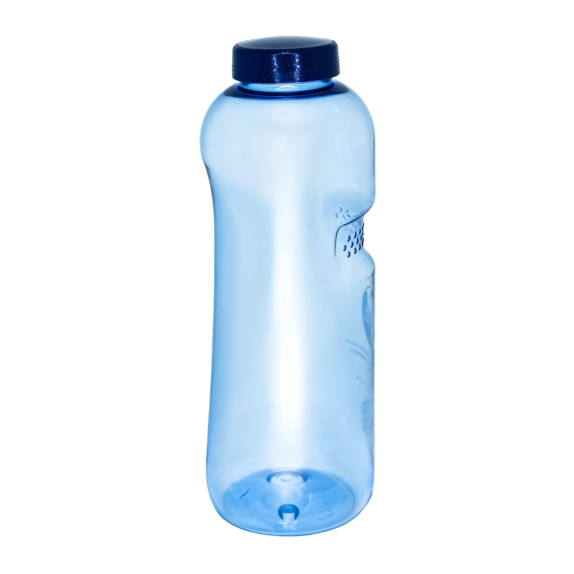 Zu sehen ist eine blaue Tritan Trinkflasche Grip mit dunkelblauem Schraubdeckel vor weißem Hintergrund. Man schaut schräg auf die Rückseite der Flasche und sieht dass sie vorne eine Einbuchtung mit Noppen für den Daumen hat.