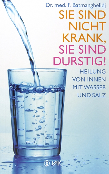 Sie sind nicht krank, Sie sind durstig von Dr. med. F. Batmanghelidj Zu sehen ist das Cover des Buches Sie sind nicht krank, Sie sind durstig von Dr. med. F. Batmanghelidj. Man sieht ein gefülltes Glas Wasser, wo noch Wasser hineingegossen wird und den Titel des Buches.