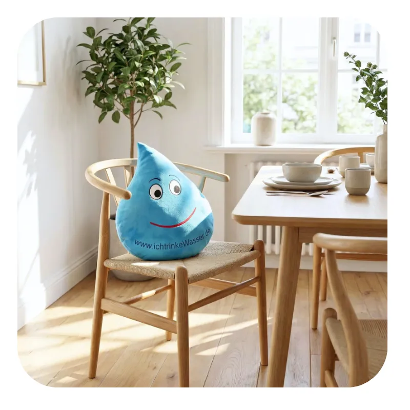 Kissen in Tropfenform mit Lachgesicht im Esszimmer auf einem Stuhl