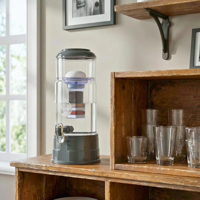 Wasserfilter Midi, stehtt im Esszimmer auf einem Regal