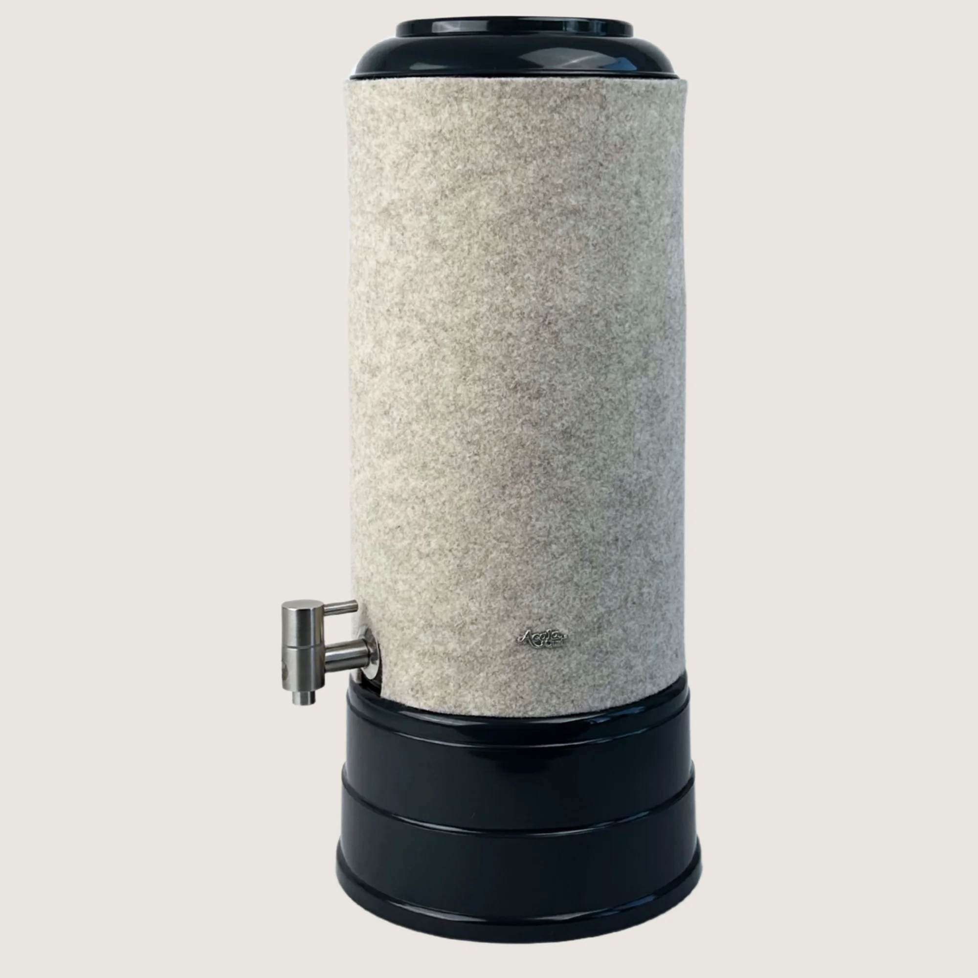 AcalaQuell Midi mit Sockel und Deckel in anthrazit, Edelstahl Wasserhahn und Schurwolle Lichtschutzüberzug in beige.