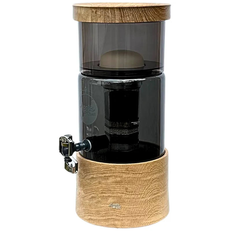 Wasserfilter mit Holzsockel und Deckel in Eiche. Das Glas ist anthrazitfarbig.