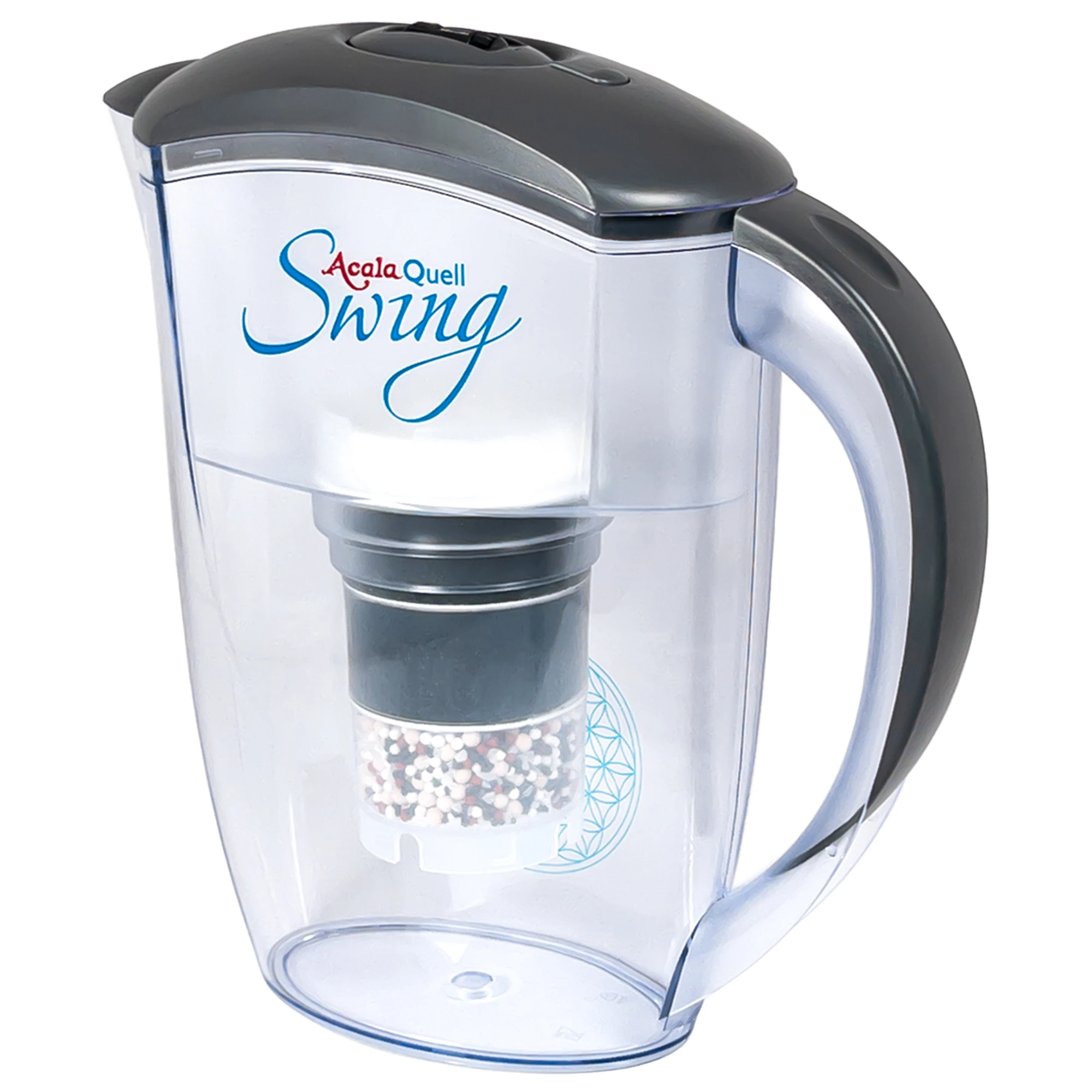 Zu sehen ist der Acala Swing Kannen Wasserfilter inklusive einer Filterkartusche und einem Mikroschwamm mit Deckel und Griff in anthrazit vor weißem Hintergrund. Man schaut schräg auf die Front des Filters und sieht den Aufdruck AcalaQuell Swing.