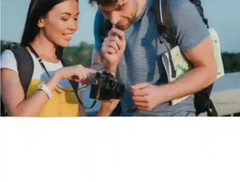 Acala Videogalerie Eine Frau und ein Mann schauen sich zusammen ein Bild auf einer Kamera an