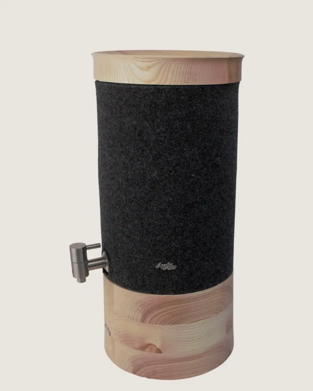 Standwasserfilter Mini von Acala mit Esche Echtholz Deckel und Sockel und Schurwolle Lichtschutz in anthrazit.